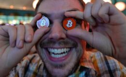 Стоимость Bitcoin преодолела рубеж в $9000