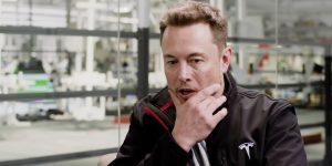 Илон Маск мешает собственному бизнесу