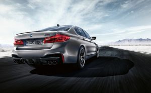 BMW представил заряженную версию M5 Competition