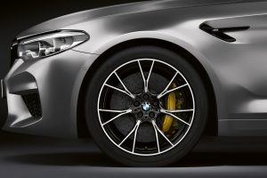 BMW представил заряженную версию M5 Competition