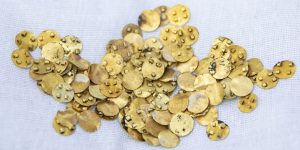 Археологические раскопки кургана в Казахстане: золотые изделия