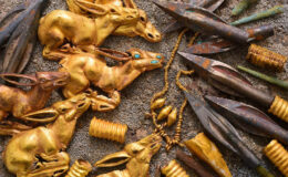Archäologische Ausgrabungen eines Kurgans in Kasachstan: Goldgegenstände