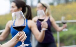 Yoga avec du vin aux États-Unis : Drunk Yoga à la mode