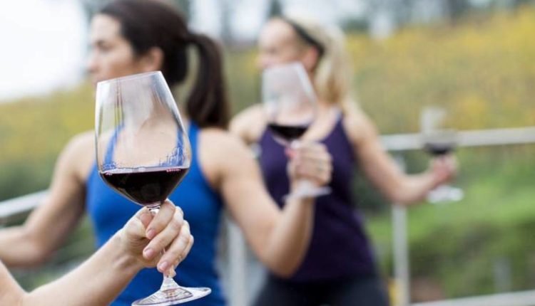 Йога с вином в США: Drunk Yoga набирает популярность