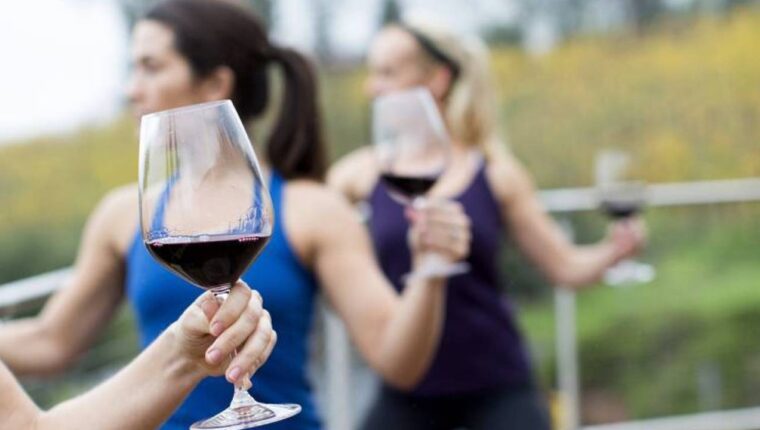 Yoga mit Wein in den USA: Drunk Yoga im Trend Yoga mit Wein in den USA: Drunk Yoga im Trend
