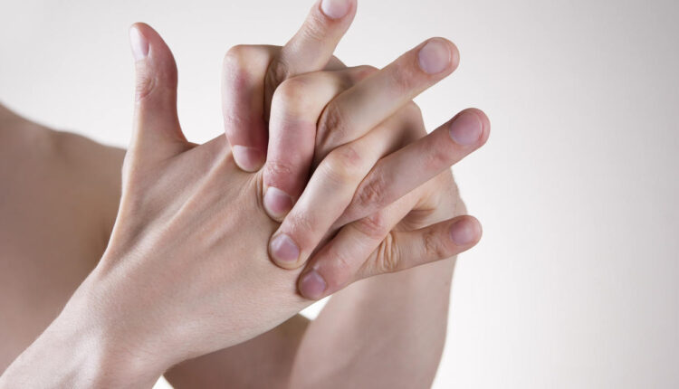 Хруст в суставах: из-за чего и вредно ли это