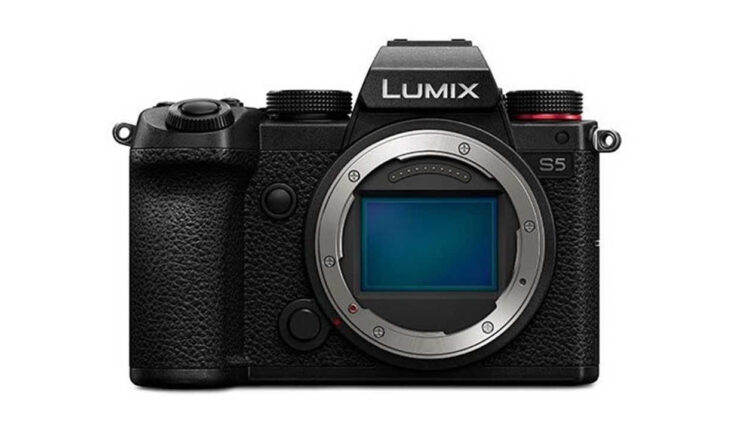 Panasonic LUMIX S5: полнокадровая камера начального уровня
