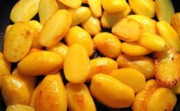 Preparare le patate al forno con crosta croccante