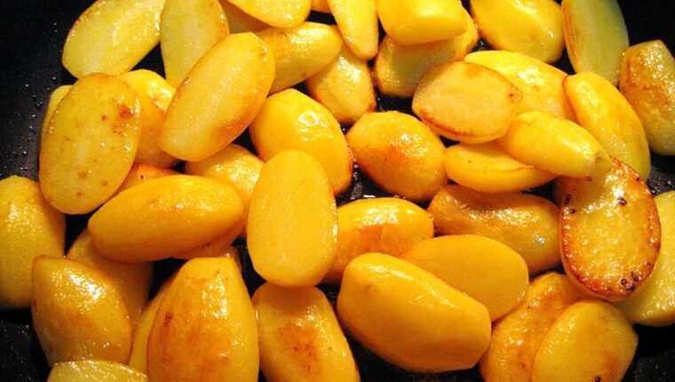 Kartoffeln im Ofen mit knuspriger Kruste zubereiten Kartoffeln im Ofen mit knuspriger Kruste zubereiten