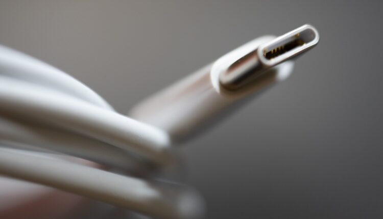 Стандарт USB-C 2.1 поддерживает мощность зарядки до 240 Вт