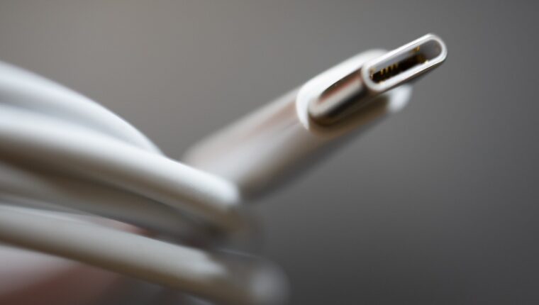 El estándar USB-C 2.1 soporta una potencia de carga de hasta 240 W El estándar USB-C 2.1 soporta una potencia de carga de hasta 240 W