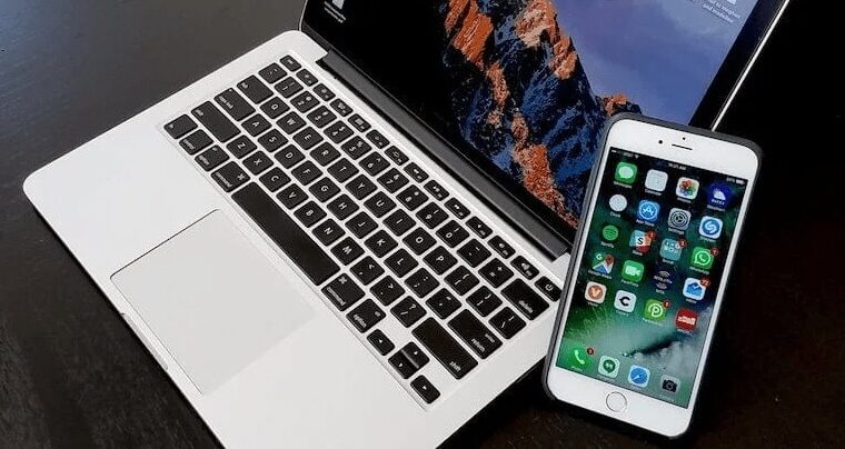 Come collegare l'iPhone al MacBook: metodi vari di sincronizzazione