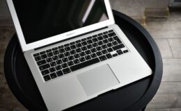 Ноутбук MacBook на рабочем столе
