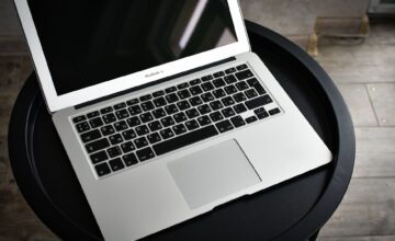 Ноутбук MacBook на рабочем столе