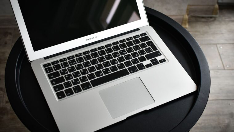 Ноутбук MacBook на рабочем столе