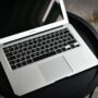 Ноутбук MacBook на рабочем столе