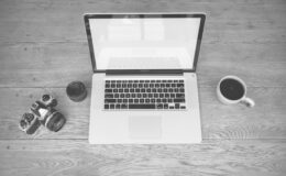 Ноутбук MacBook на рабочем столе