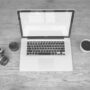 Ноутбук MacBook на рабочем столе