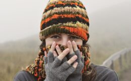 Тёплые вязаные перчатки и шарф