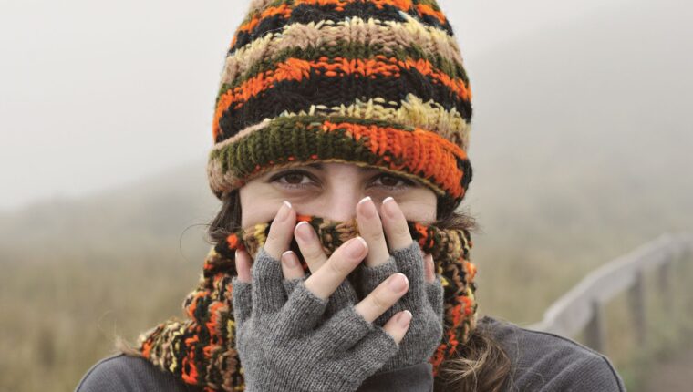 7 prendas de abrigo de AliExpress que se compran por miles: guantes, ropa térmica y plantillas Тёплые вязаные перчатки и шарф