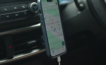 Смартфон заряжается в автомобиле
