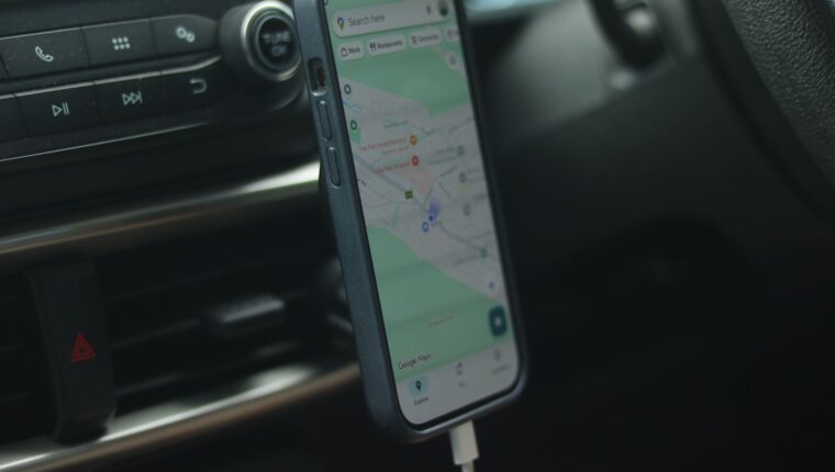 Смартфон заряжается в автомобиле