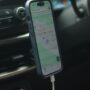 Смартфон заряжается в автомобиле