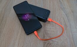Павербанк заряжает смартфон