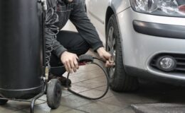Подкачка шины автомобиля портативным компрессором