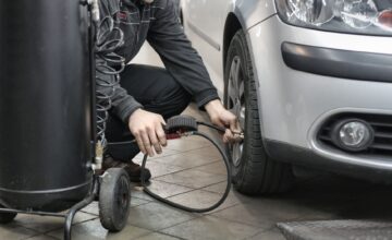 Подкачка шины автомобиля портативным компрессором