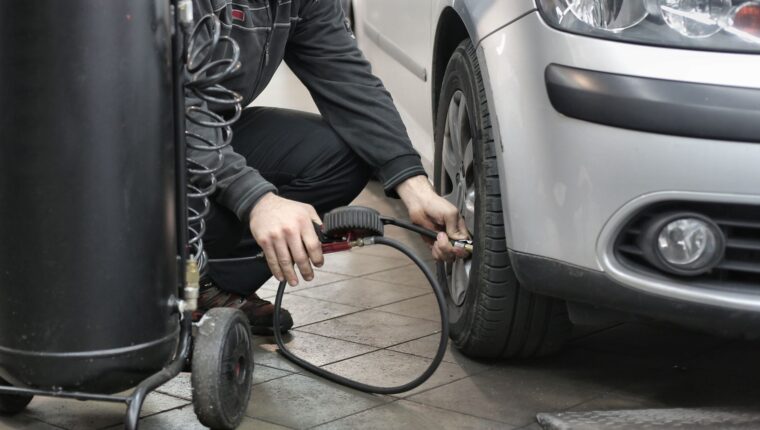Подкачка шины автомобиля портативным компрессором