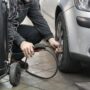 Подкачка шины автомобиля портативным компрессором