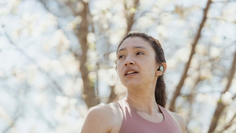 Samsung Galaxy Buds On поступают в продажу 27 октября: первые наушники-клипсы Samsung и чем их заменить Девушка в беспроводных наушниках на улице
