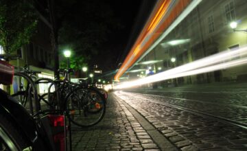 Велосипед с фонарём на вечерней дороге