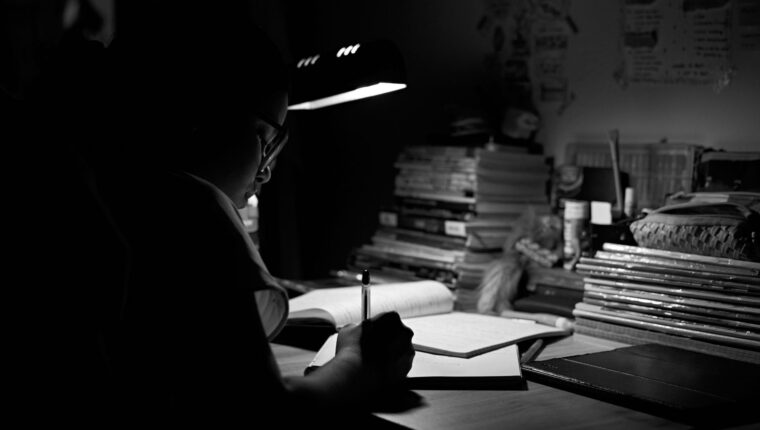 Как выбрать настольную лампу: яркость, цветовая температура, CRI, мерцание и 6 популярных моделей Настольная лампа на рабочем столе вечером
